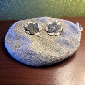 Gray Wool Knit Beret Hat with Flowers Gelso Bianca